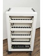 Statie de incarcare CART36, suporta maxim 36 de dispozitive cu diagonala de pana la 15.6 , dimensiune slot dispozitiv 2.65 x 39.5 x 26.5 cm, dimensiunea statie 65 x 60 x 113 cm, indicator LED pentru starea de incarcare, multi-function power management, zona dedicata pentru cable management, 2 manere