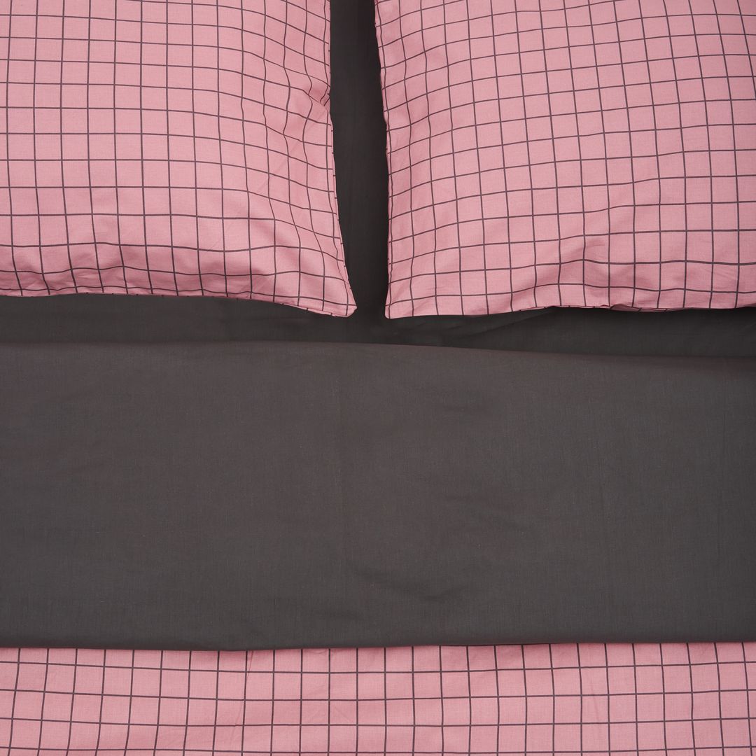  King Size Bed Set
100% cotton, density 144 TC
Set containes 2 pillow cases 50x70 cm , one flat sheet 220x240 cm and one duvet cover  200x220 cm 
Closing system : envelop for pillow and buttons for duvet cover  