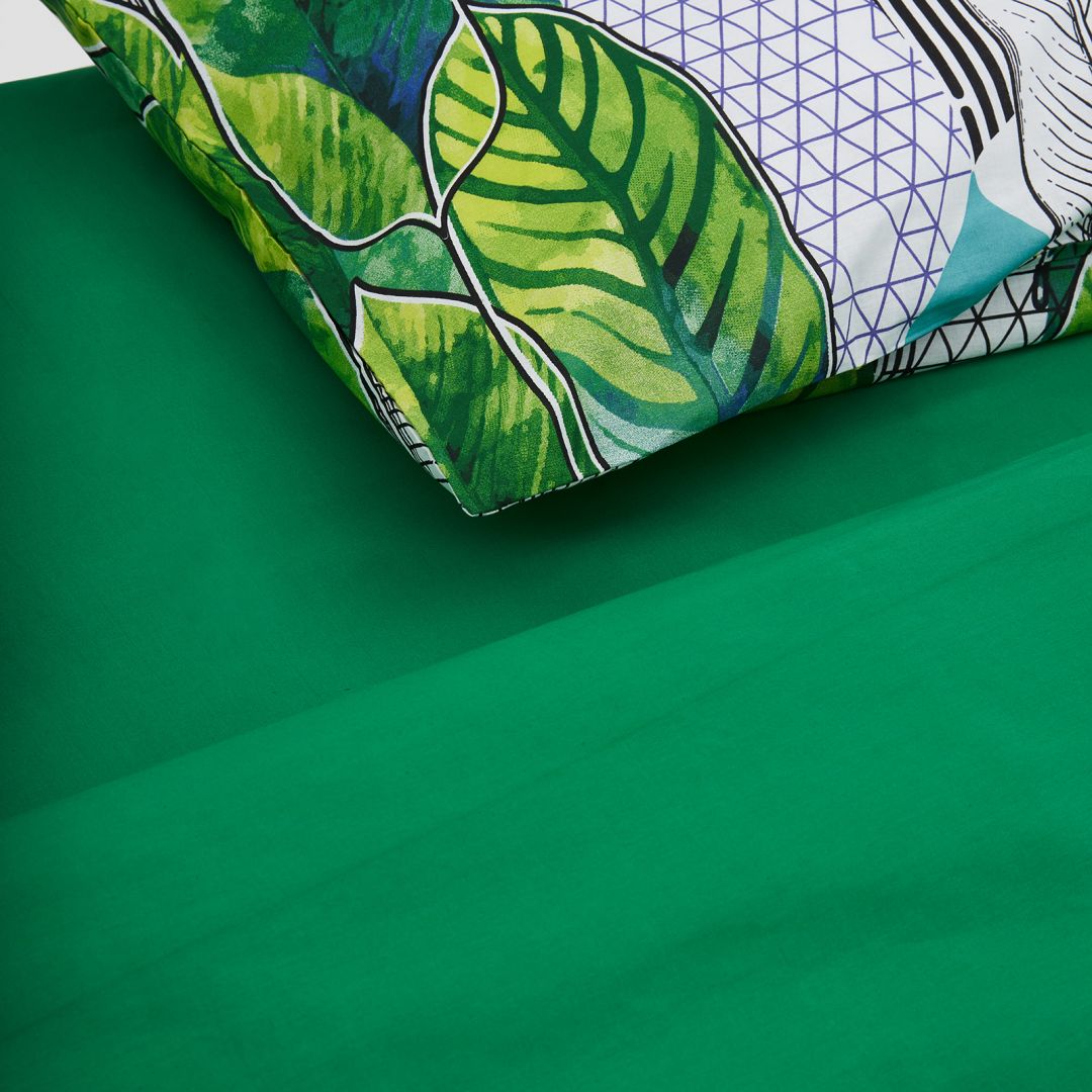  King Size Bed Set
100% cotton, density 132 TC
Set containes 2 pillow cases 50x70 cm , one flat sheet 220x240 cm and one duvet cover  200x220 cm 
Closing system : envelop for pillow and buttons for duvet cover  