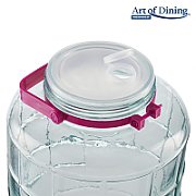  BORCAN STICLA  CU CAPAC PLASTIC  10L 
Dimensiune: D22XH35 cm
Material: borcan sticla + capac si maner din plastic
Borcanul este prevazut cu 2 capace:
* un capac exterior mov
* capac interior cu orificiu pt strecurare
Ambalaj: eticheta color 