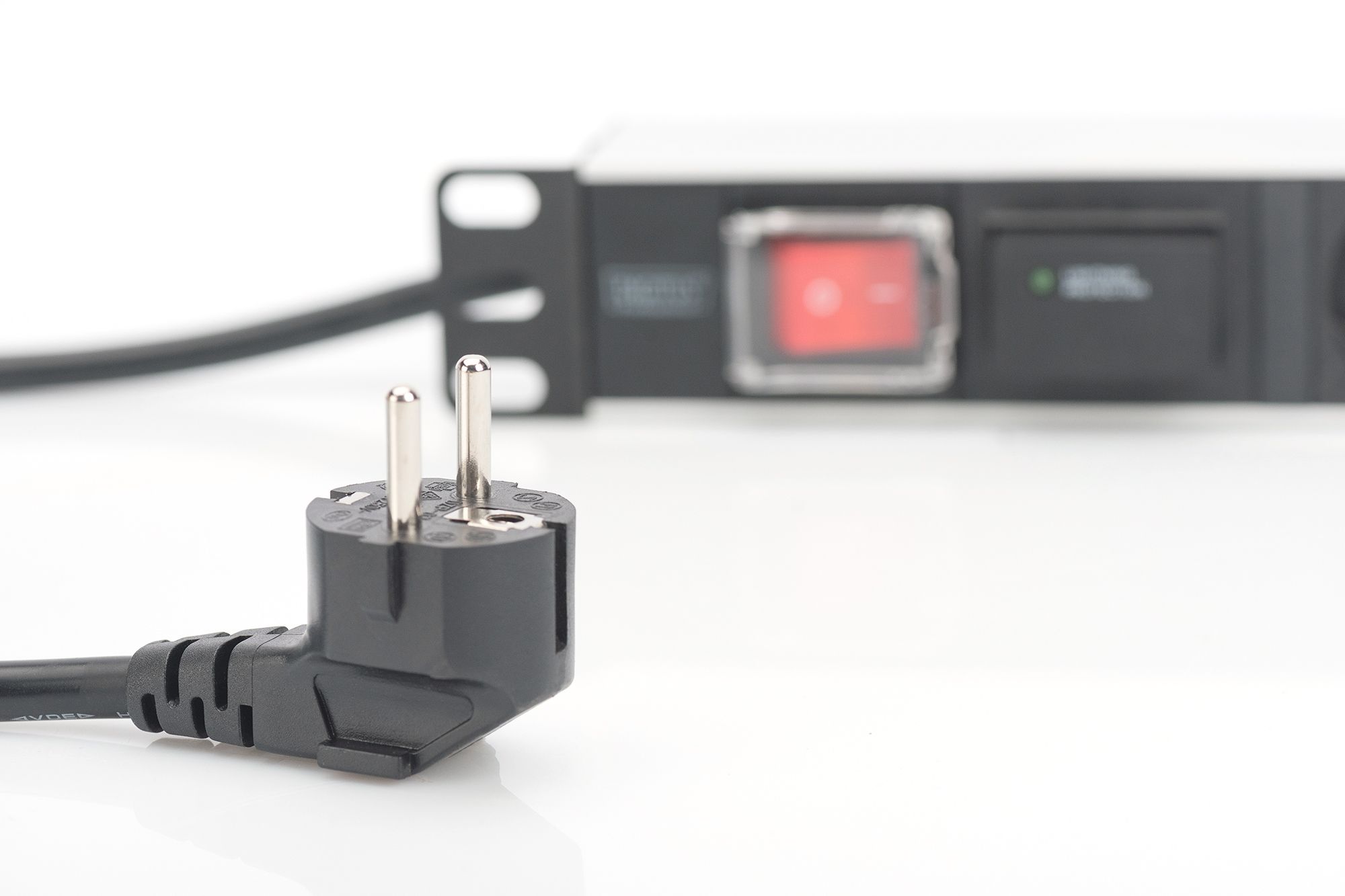 DIGITUS aluminum outlet strip with switch, 7 safety outlets, 2 m supply with surge protection (DN-95407)