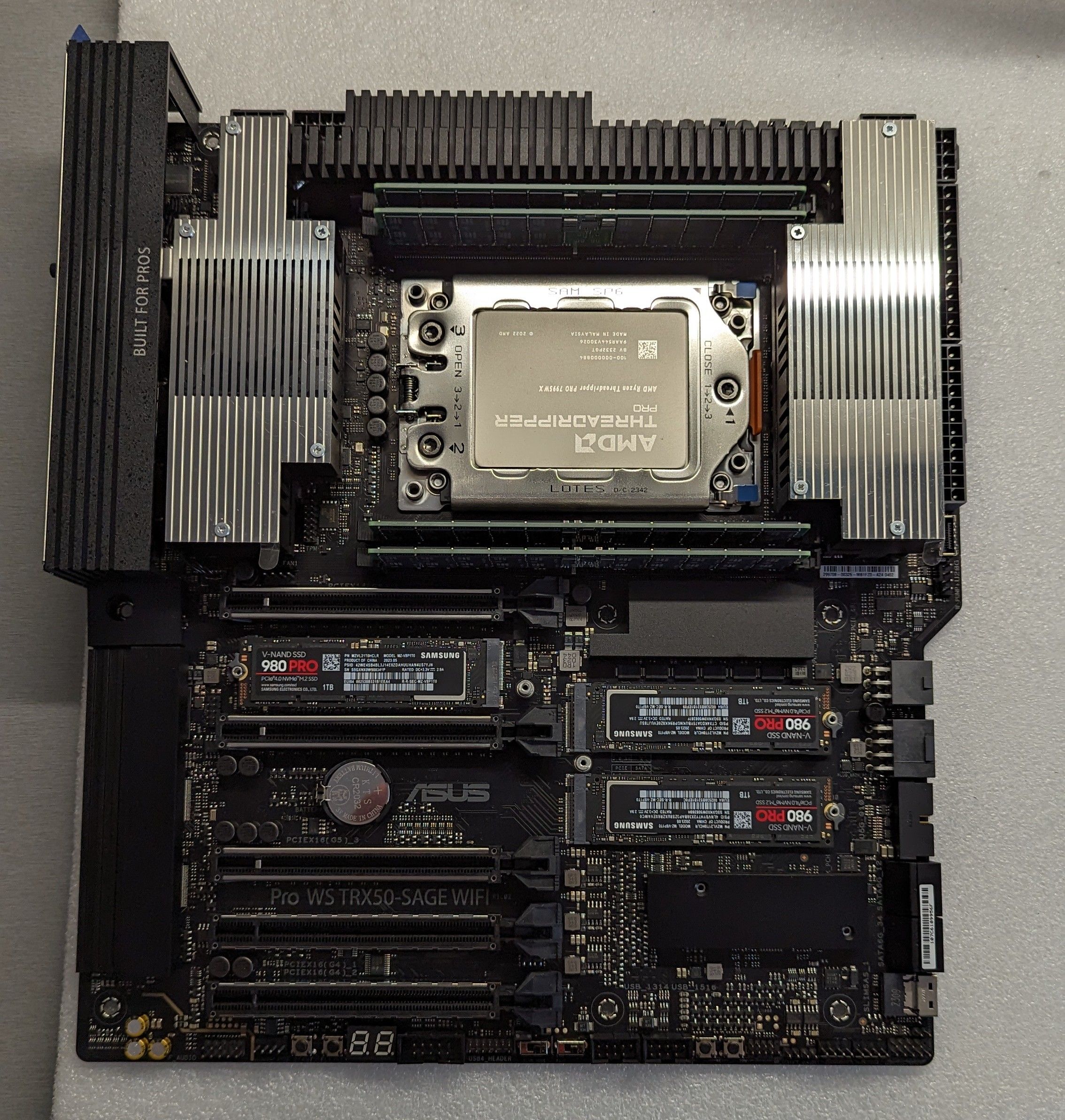 Procesor AMD Ryzen Threadripper PRO 7995WX,  96C / 192T, 2.50 - 5.10 GHz, 480 MB cache, 350 W, Tray 
 [1 buc]Cooler procesor Thermaltake ToughLiquid 360 TRX40 ARGB 
 [1 buc]Placa de baza ASUS Pro WS TRX50-SAGE WIFI, Socket sTR5, eATX
 [4 buc]Memorie server Samsung 64 GB DDR5 ECC RDIMM 4800 MHz 2Rx4
 [2 buc]Sursa Seasonic PRIME PX-1600 ATX 3.0, 1600 W, ATX, 80+ Platinum, Full modulara 
 [4 buc]Placa video MSI GeForce RTX 4090 SUPRIM LIQUID X 24 GB GDDR6X 384 bit 
 [3 buc]SSD Samsung ..._6