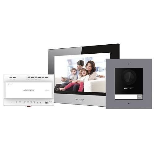 Kit videointerfon IP Hikvision DS-KIS702, conexiune pe 2 fire, pentru o singura familie, componenta kit: post exterior DS-KD8003-IME2/Surface x 1buc, post interior DS-KH6320-WTE2 x 1buc, distribuitor 4 canale DS- KAD704 x 1buc, sursa alimentare x 1 buc, TF card memorie 16GB x 1buc. Descriere