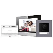 Kit videointerfon IP Hikvision DS-KIS702, conexiune pe 2 fire, pentru o singura familie, componenta kit: post exterior DS-KD8003-IME2/Surface x 1buc, post interior DS-KH6320-WTE2 x 1buc, distribuitor 4 canale DS- KAD704 x 1buc, sursa alimentare x 1 buc, TF card memorie 16GB x 1buc. Descriere