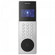 Videointerfon de exterior IP cu recunoastere faciala si pin digitala Hikvision DS-KD9203-ME6, recunoaste pana la 5000 imagini faciale, 50000 carduri,10000 utilizatori, deschidere faciala, amprenta si card, configurare remote via web, ecran 4.3-inch colorful LCD, camera video 2 x 2MP HD, comunicare
