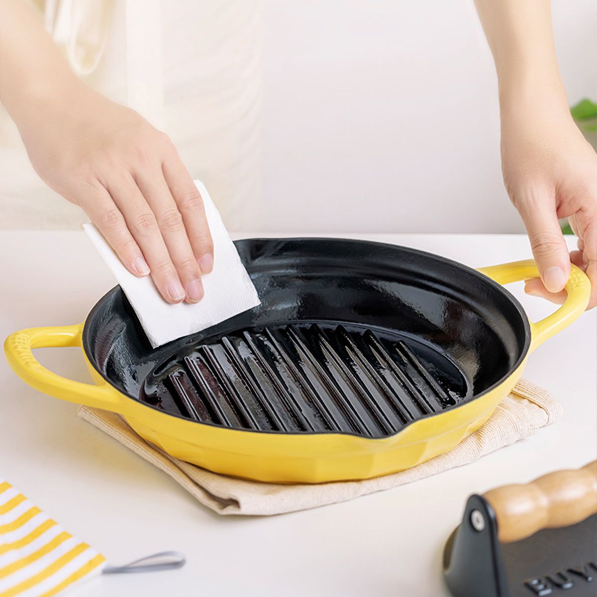 BUYDEEM Enameled Cast Iron Grill Pan 26 cm, model CP553, color Mellow Yellow