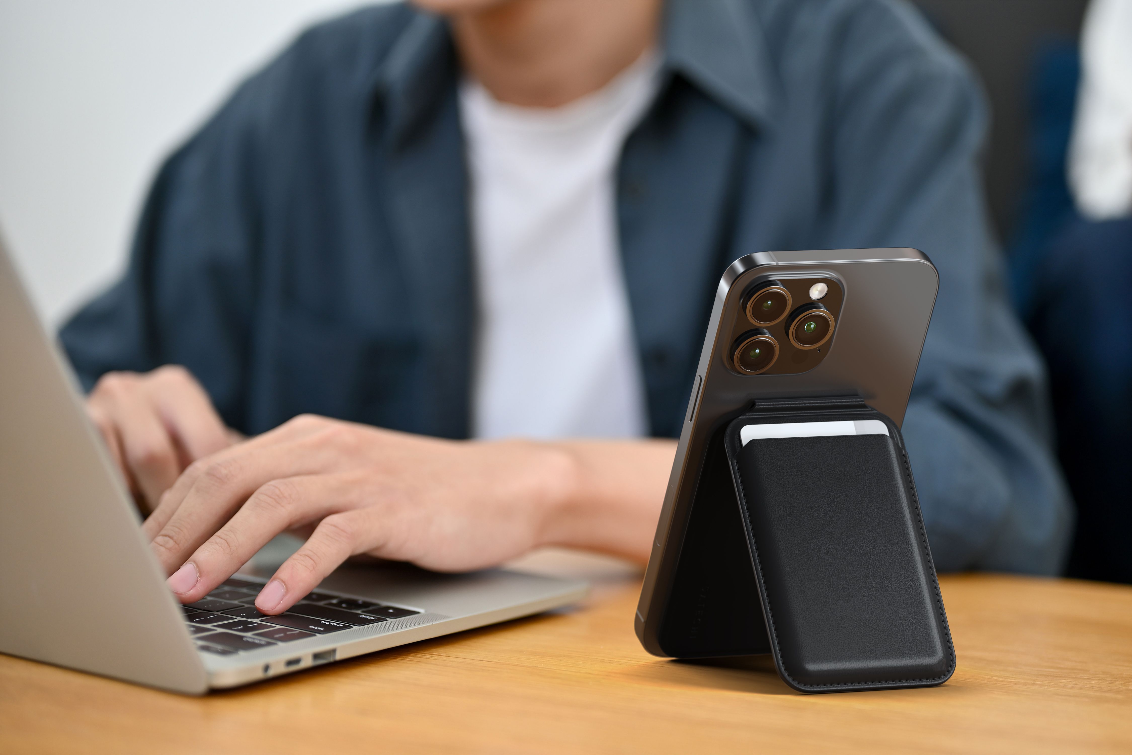 Satechi Vegan-Leather Magnetic Wallet Stand (iPhone 12/13/14/15 all models) - Black